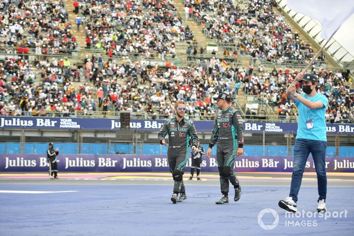 Sam Bird, Jaguar Racing, Mitch Evans, Jaguar Racing, en el desfile de pilotos
