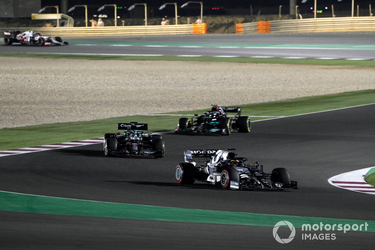 Yuki Tsunoda, AlphaTauri AT02, Lance Stroll, Aston Martin AMR21 e Valtteri Bottas, Mercedes W12.