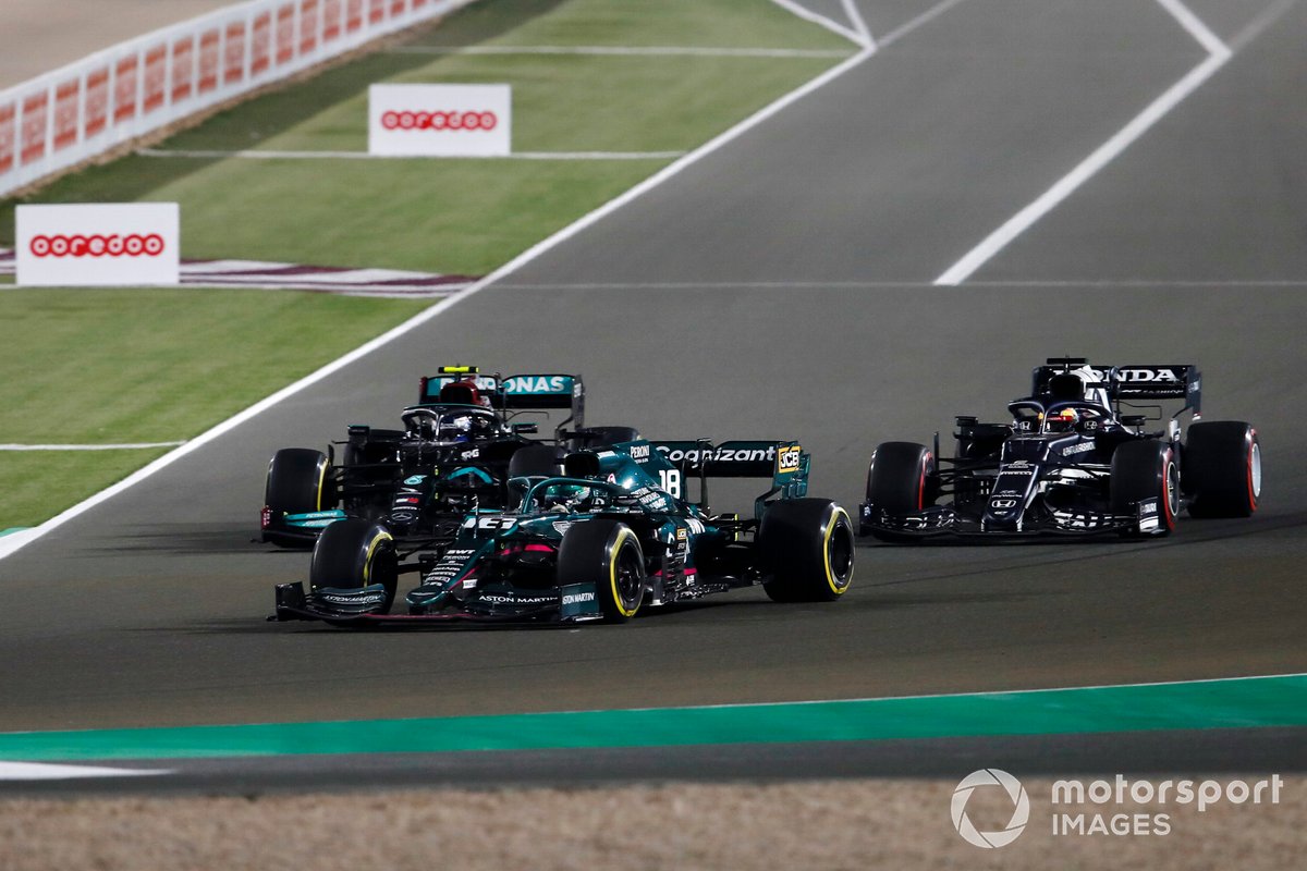 Lance Stroll, Aston Martin AMR21, Yuki Tsunoda, AlphaTauri AT02 e Valtteri Bottas, Mercedes W12.