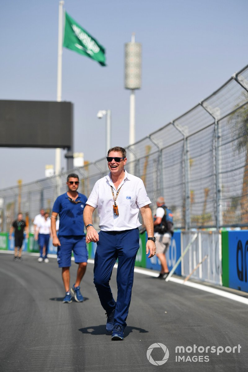 Un miembro de la FIA recorre el circuito de Yeda