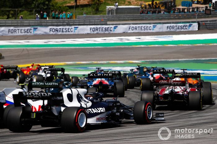 Daniel Ricciardo, McLaren MCL35M, Antonio Giovinazzi, Alfa Romeo Racing C41, y Yuki Tsunoda, AlphaTauri AT02, persiguen al pelotón en la salida