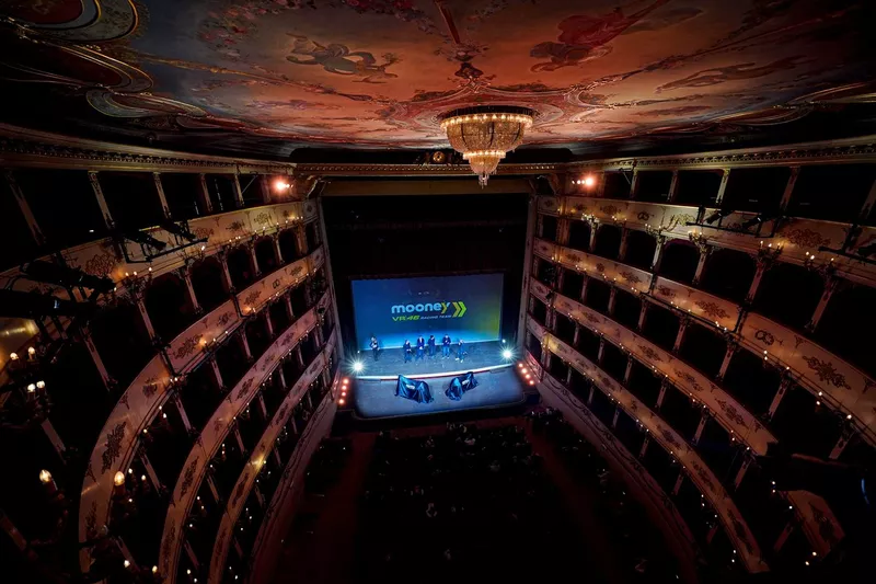 La cérémonie de VR46 au théâtre Rossini de Pesaro