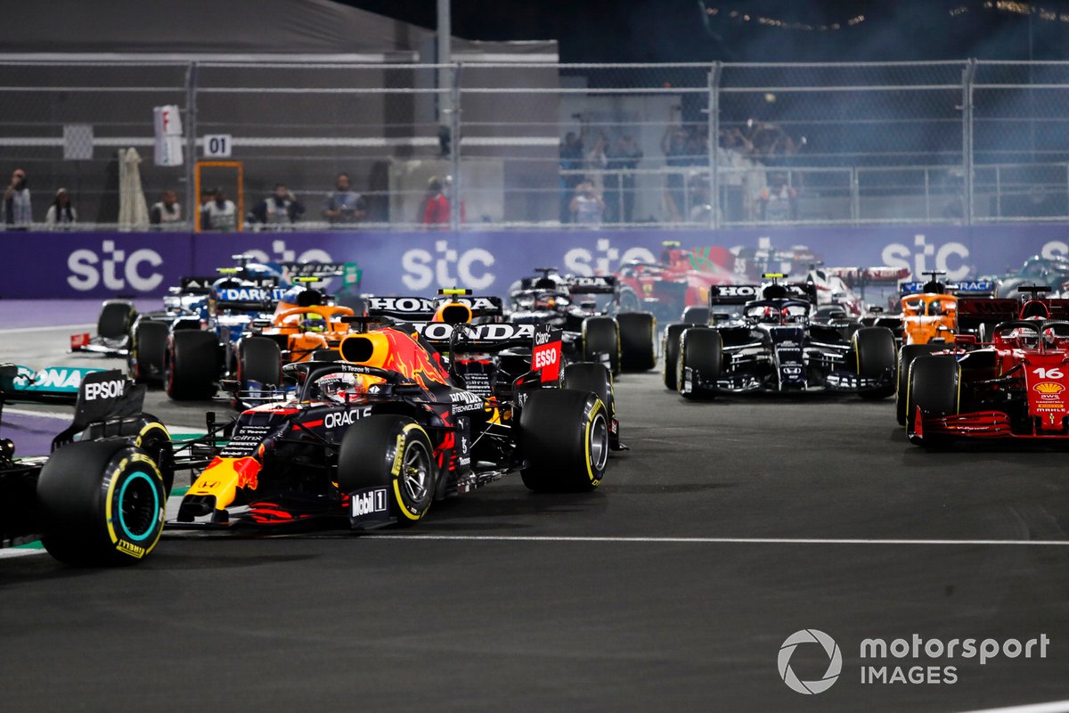 Max Verstappen, Red Bull Racing RB16B, Charles Leclerc, Ferrari SF21, y Pierre Gasly, AlphaTauri AT02
