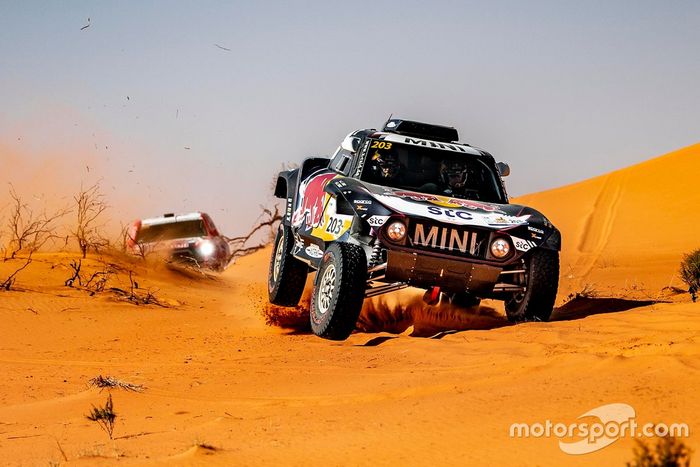 Carlos Sainz, Lucas Cruz, MINI X-Raid; Nasser Al Attiyah, Mathieu Baumel, Toyota Gazoo Racing