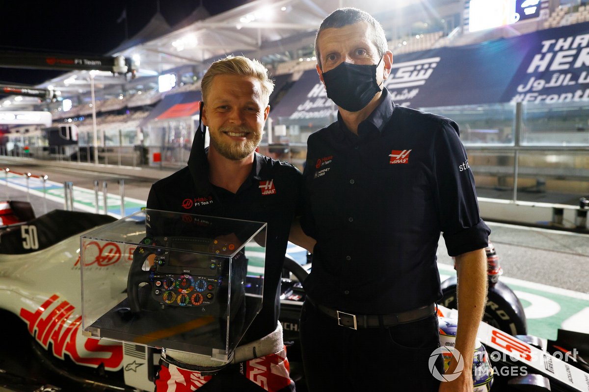 Tim Haas melakukan perpisahan kecil dengan Kevin Magnussen, Haas F1, dalam balapan terakhirnya. Guenther Steiner, prinsipal, Haas F1, menghadiahi Magnussen setir Formula 1 