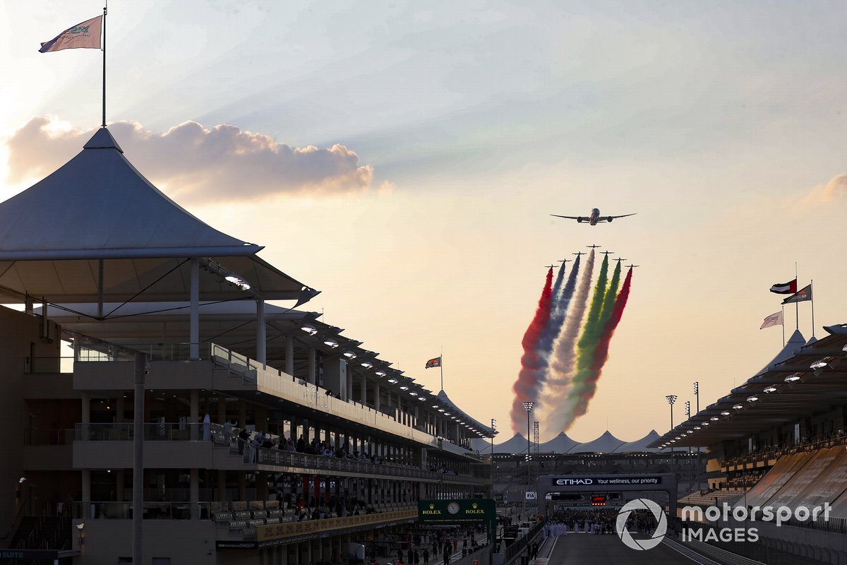 El equipo de exhibición de la Fuerza Aérea de los Emiratos Árabes Unidos Al Fursan escoltan un Boeing 787 Dreamliner en el aire sobre la parrilla, antes de la salida