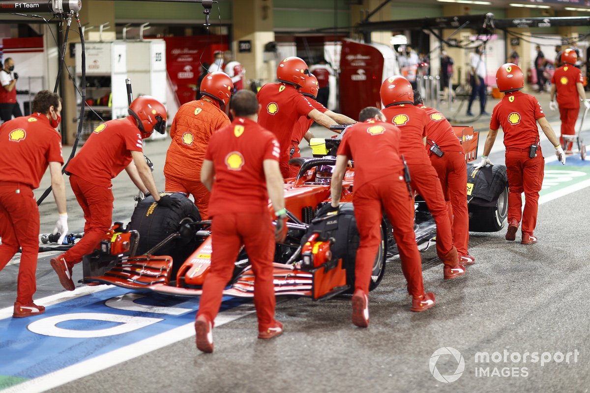 Sebastian Vettel, Ferrari SF1000, ai box