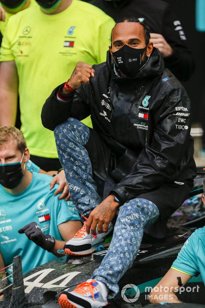 Lewis Hamilton, Mercedes-AMG F1 y el equipo de Mercedes celebran después de haber conseguido el séptimo título del campeonato mundial de pilotos