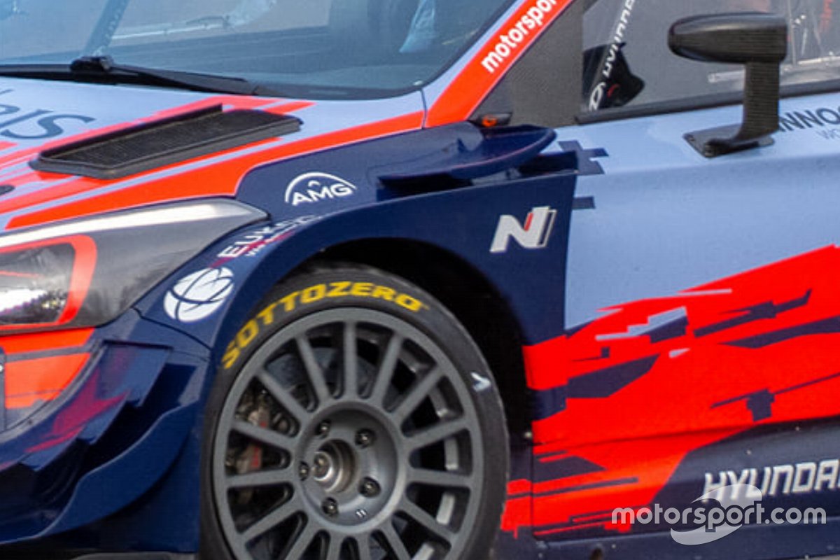 Detalle del Hyundai i20 Coupe WRC con neumáticos Pirelli