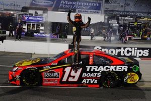 Le vainqueur Martin Truex Jr., Joe Gibbs Racing, Toyota Camry Bass Pro