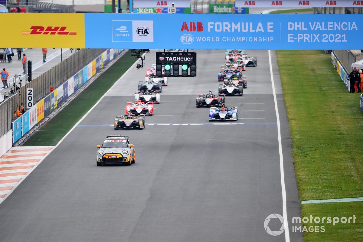El Safety Car al frente de Jean-Eric Vergne, DS Techeetah, DS E-Tense FE21, al inicio