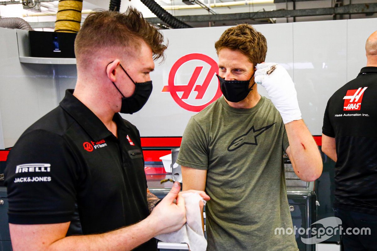 Romain Grosjean, Haas F1 retuns to the garage after his crash
