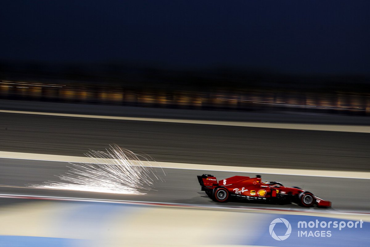 Volano scintille dall'auto di Sebastian Vettel, Ferrari SF1000