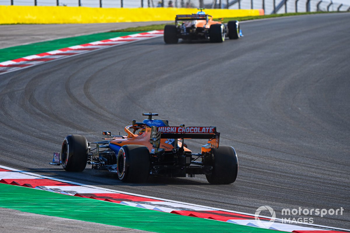 Lando Norris, McLaren MCL35, Carlos Sainz Jr., McLaren MCL35