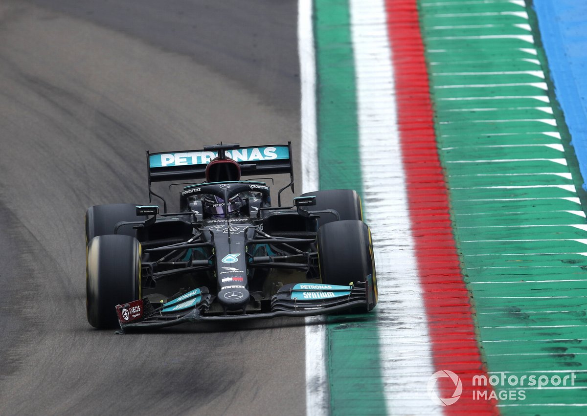 Lewis Hamilton, Mercedes W12, entra in pitlane con l'ala anteriore danneggiata