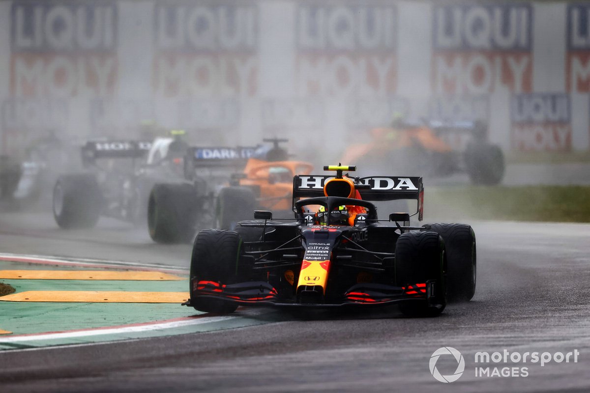 Sergio Perez, Red Bull Racing RB16B, Daniel Ricciardo, McLaren MCL35M