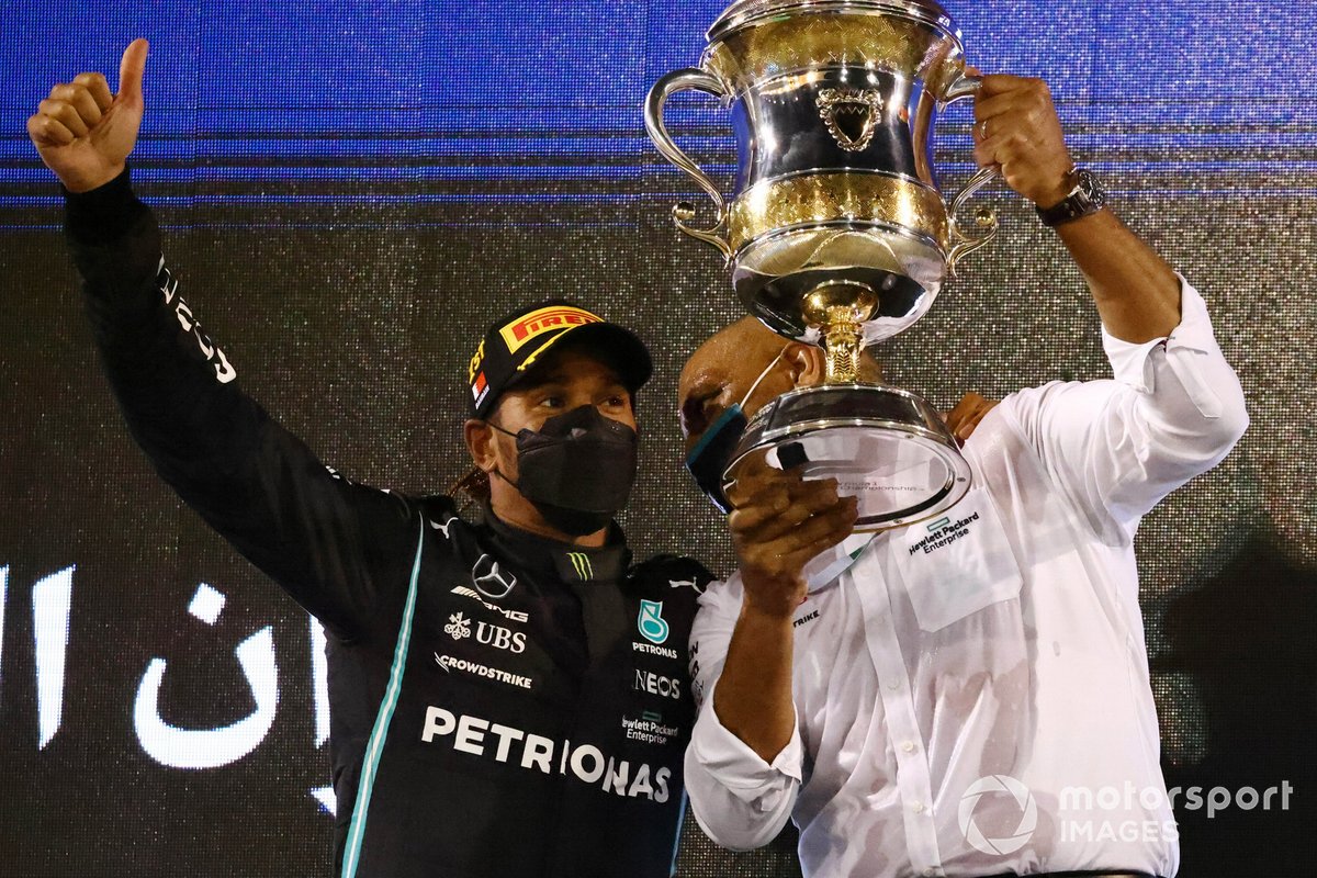 Lewis Hamilton, Mercedes, primo classificato, sul podio con un compagno di squadra e il trofeo costruttori