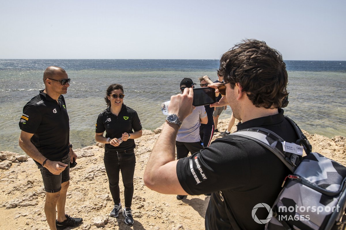 Stephane Sarrazin, Veloce Racing, y Jamie Chadwick, Veloce Racing, posan para un fotógrafo en la recogida de basura de la playa