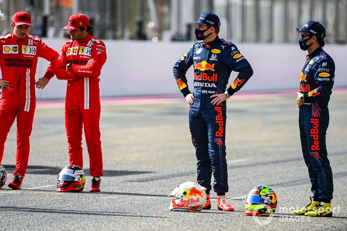 Charles Leclerc, Ferrari, Carlos Sainz Jr., Ferrari, Max Verstappen, Red Bull Racing, y Sergio Pérez, Red Bull Racing