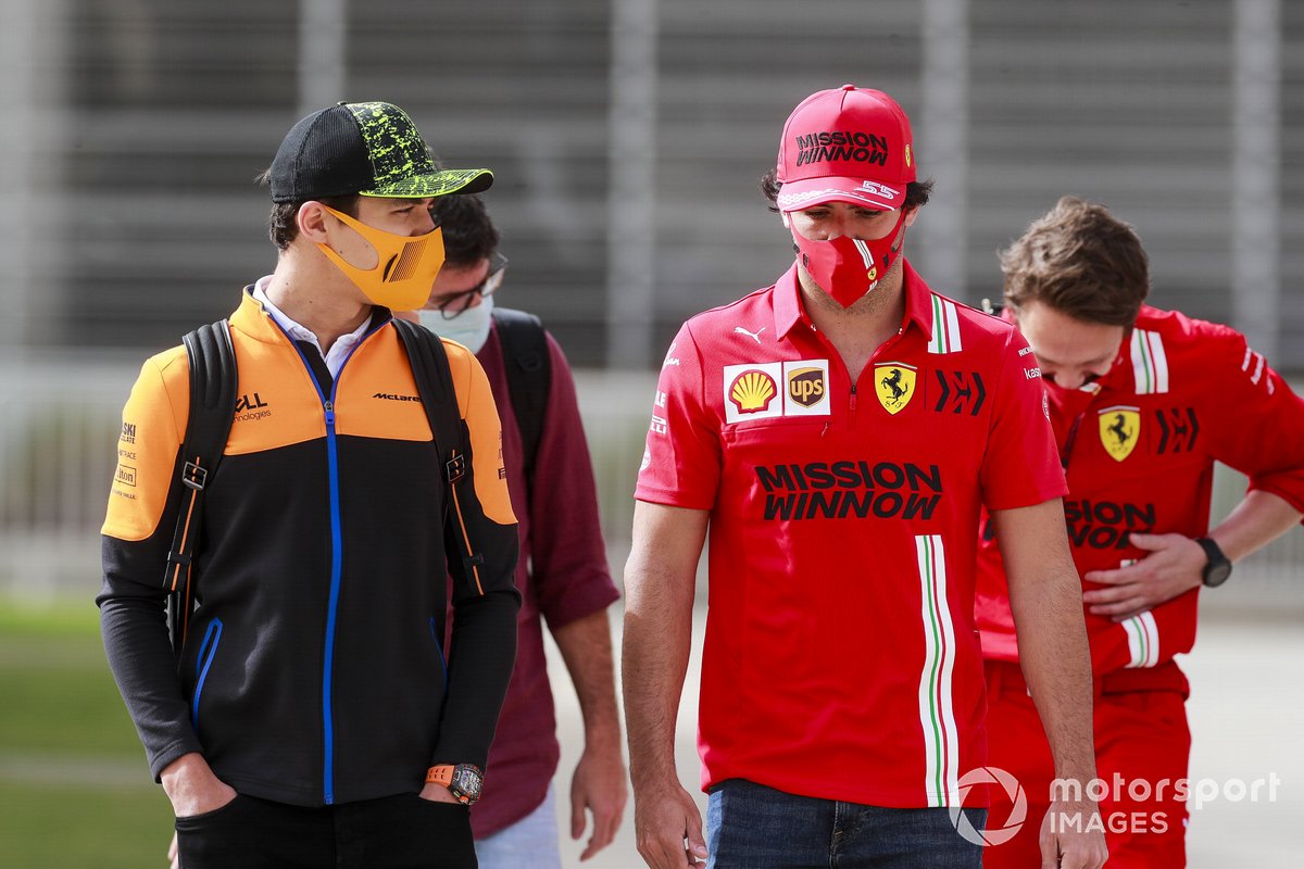 Lando Norris, McLaren y Carlos Sainz Jr., Ferrari