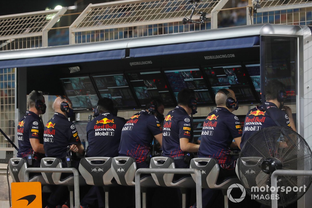 Il team Red Bull al muretto dei box