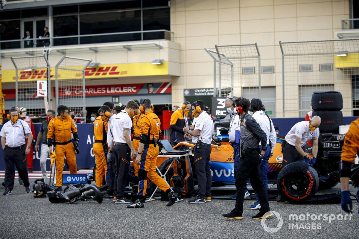 Ingenieros y mecánicos en la parrilla con Daniel Ricciardo, McLaren MCL35M