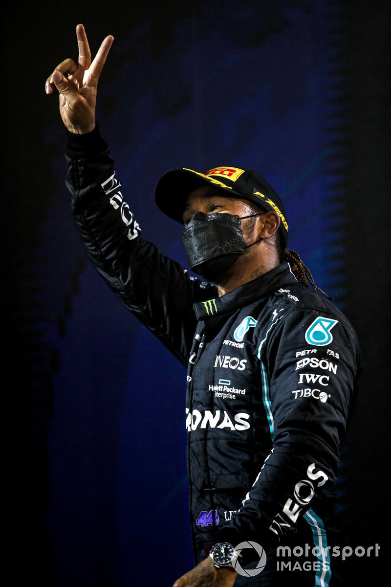 2 ° posto Max Verstappen, Red Bull Racing RB16B sul podio