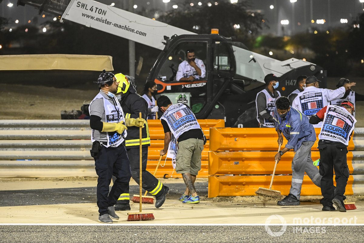 Los oficiales al lado de la pista