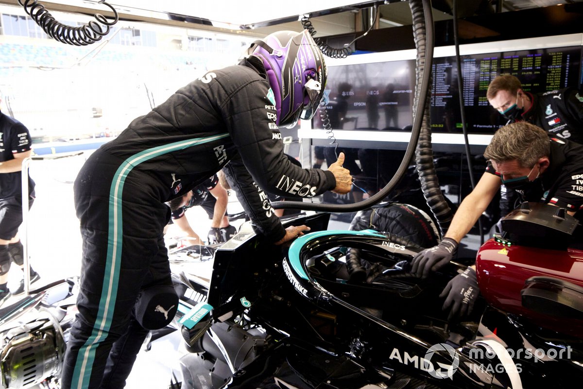 Lewis Hamilton, Mercedes W12, entra nella monoposto