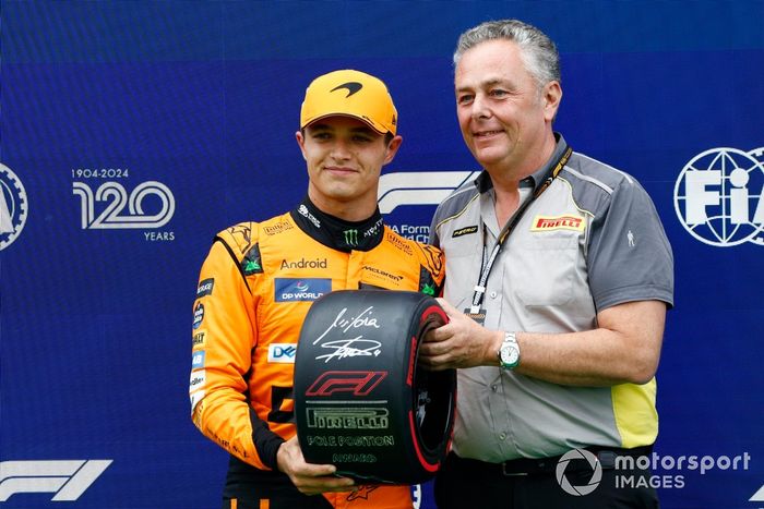 Lando Norris, McLaren F1 Team, recibe su premio Pirelli Pole Position de manos de Mario Isola, Racing Manager, Pirelli Motorsport.