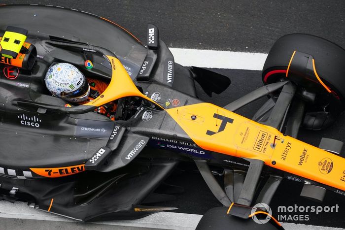 El hombre de la pole Lando Norris, McLaren MCL38, llega a Parc Ferme
