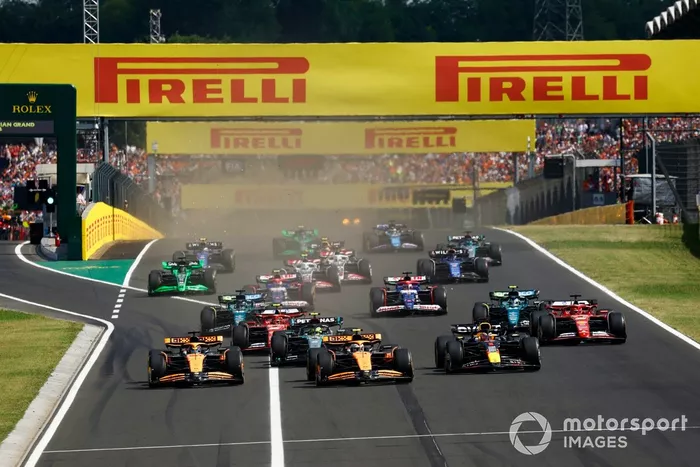 Lando Norris, McLaren MCL38, Max Verstappen, Red Bull Racing RB20, Oscar Piastri, McLaren MCL38, Lewis Hamilton, Mercedes F1 W15, Charles Leclerc, Ferrari SF-24, Carlos Sainz, Ferrari SF-24, el resto de la parrilla en la salida.