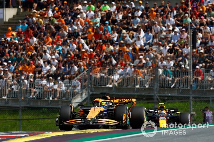 Oscar Piastri, McLaren MCL38, Sergio Pérez, Red Bull Racing RB20