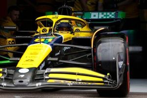 Oscar Piastri, McLaren MCL38, sale del garaje