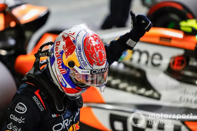 Max Verstappen, Red Bull Racing, lève le pouce depuis le Parc Ferme après les qualifications.
