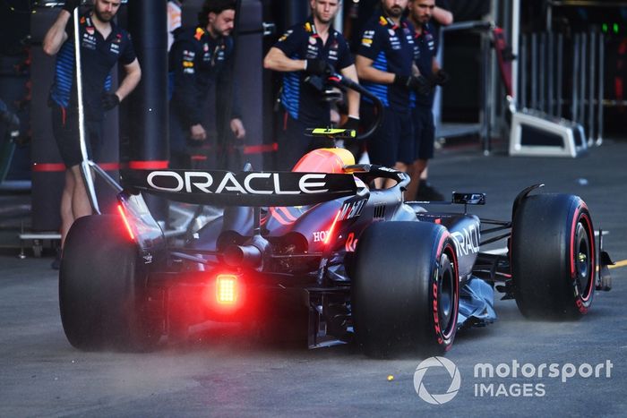 Sergio Perez, Red Bull Racing RB20, w pit lane 