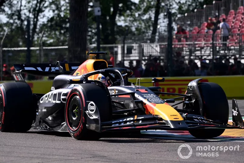 Max Verstappen, Red Bull Racing RB20, salue les fans après avoir obtenu la pole position.