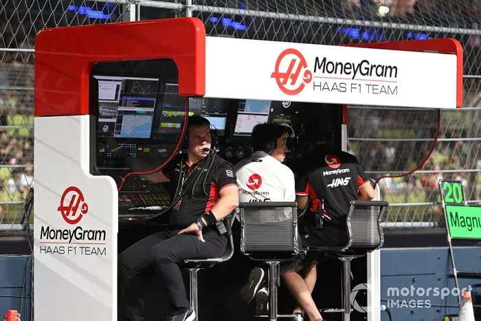 Peter Crolla, Trackside Operations Manager, Haas F1 Team, Ayao Komatsu, Team Principal, Haas F1 Team, en el muro de boxes.