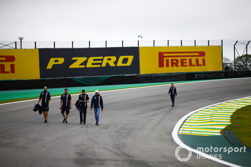 Esteban Ocon, Force India, ispeziona il circuito