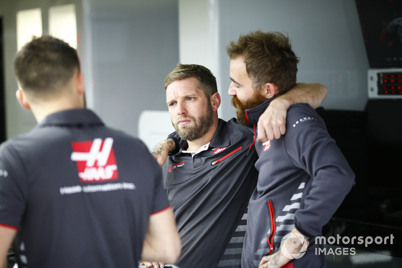 Membri del team Haas al lavoro nel garage