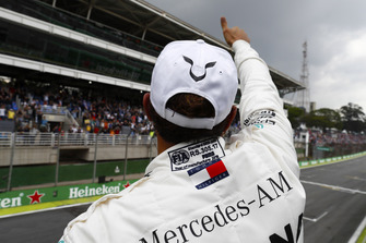 Lewis Hamilton, Mercedes AMG F1, festeggia la pole position.