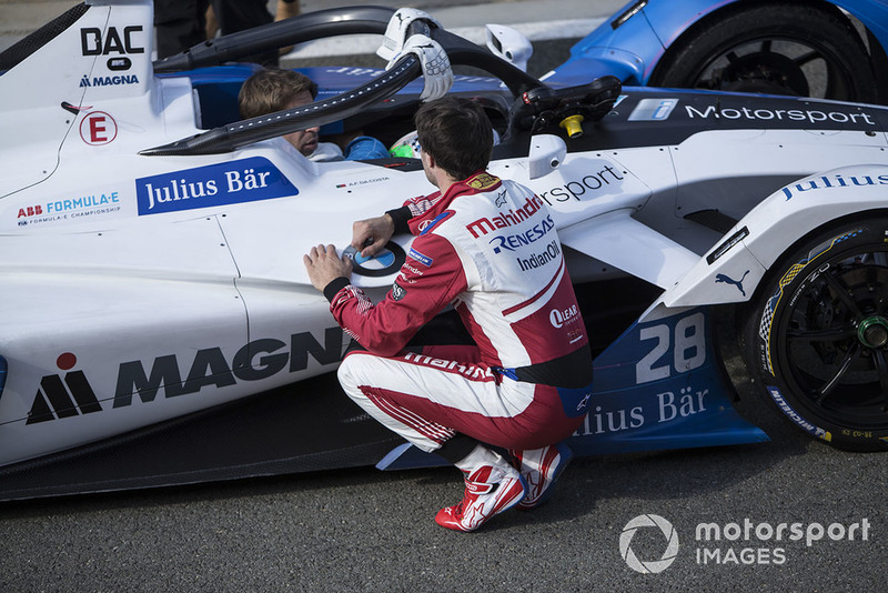 Jérôme d'Ambrosio, Mahindra Racing, M5 Electro berbicara pada Antonio Felix da Costa, BMW I Andretti Motorsports, BMW iFE.18