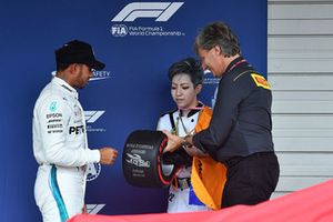 Lewis Hamilton, Mercedes AMG F1 riceve il Pirelli Pole Position Award