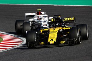 Nico Hulkenberg, Renault Sport F1 Team R.S. 18, leads Charles Leclerc, Sauber C37