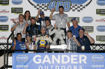 Race winner Chase Elliott, Hendrick Motorsports, Chevrolet Camaro NAPA Auto Parts celebrates