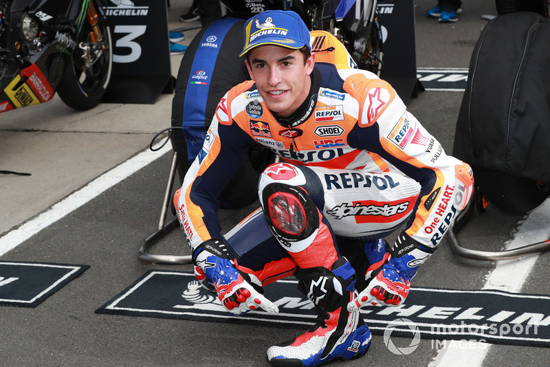 Peraih pole, Marc Marquez, Repsol Honda Team memakai boots dan sarung tangan bercorak Mick Doohan