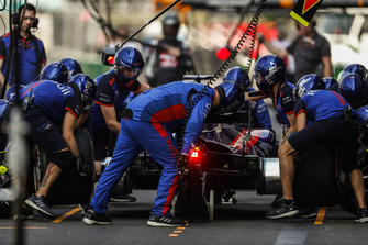 Brendon Hartley, Toro Rosso STR13, dans les stands pendant les essais