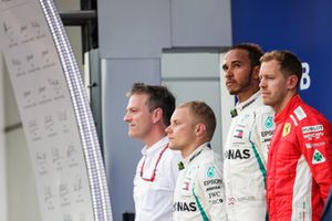 James Allison, Direttore tecnico, Mercedes AMG, il secondo classificato Valtteri Bottas, Mercedes AMG F1, il vincitore della gara Lewis Hamilton, Mercedes AMG F1, e il terzo classificato Sebastian Vettel, Ferrari, sul podio
