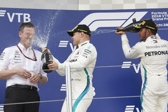 Podyum: James Allison, Mercedes AMG F1 Teknik Direktörü, Valtteri Bottas, Mercedes AMG F1 ve Lewis Hamilton, Mercedes AMG F1