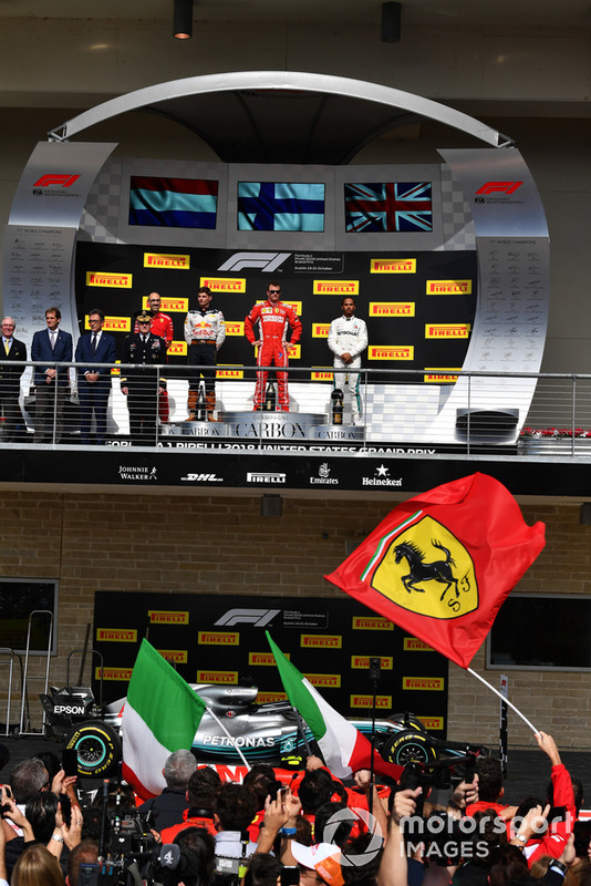 Max Verstappen, Red Bull Racing, Kimi Raikkonen, Ferrari et Lewis Hamilton, Mercedes AMG F1 sur le podium